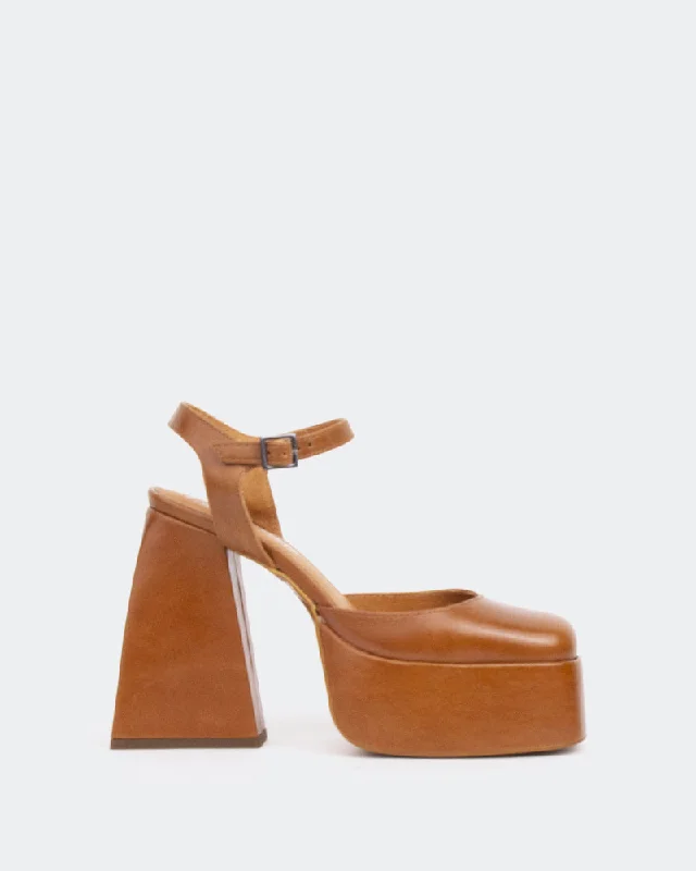 Women's studded stiletto heel pumps for an edgy look Kotter, Tan Leather/Cuir Ocre