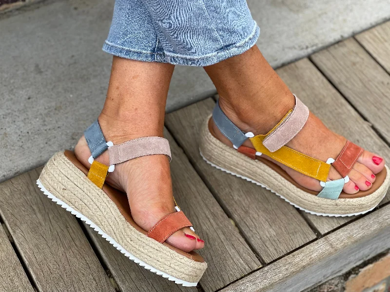 Women's Sandals with a Wedge Heel and a Tassel Detail in Orange for a Trendy LookViguera Venty