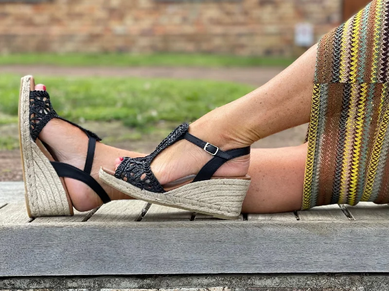 Women's Ankle - Strap Sandals with a Block Heel in Red for a Sophisticated StyleViguera Veta available in 2 colours
