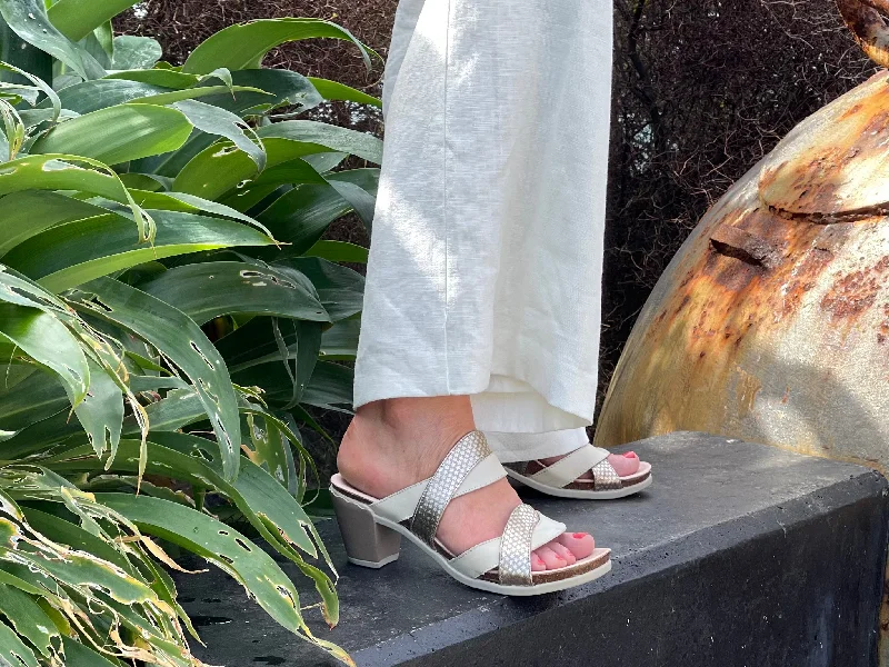 Shock - Absorbing Women's Sandals with a Soft Insole in Black for Active LifestylesWanda Panda Lally